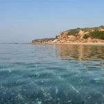Οι πρώτες βουτιές στις παραλίες Αττικής