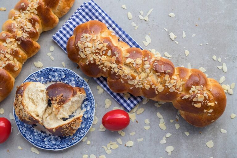 Το τσουρέκι είναι ένα παραδοσιακό ελληνικό γλυκό, το οποίο απολαμβάνεται σε διάφορες περιστάσεις και εκδηλώσεις, όπως για παράδειγμα την Πρωτοχρονιά, το Πάσχα, τα γενέθλια και τους γάμους. Με την απαλή του υφή, το ελαφρύ του άρωμα και την ξεχωριστή γεύση του, το τσουρέκι είναι ένα γλυκό που αγαπιέται από μικρούς και μεγάλους. Η παρασκευή του τσουρεκιού είναι μια διαδικασία που απαιτεί υπομονή και τεχνοτροπία, αλλά το αποτέλεσμα αξίζει τον κόπο. Αν αναζητάτε μια συνταγή για το τέλειο τσουρέκι, δοκιμάστε την κλασική ελληνική συνταγή και απολαύστε ένα από τα πιο αγαπημένα γλυκά της ελληνικής κουζίνας!