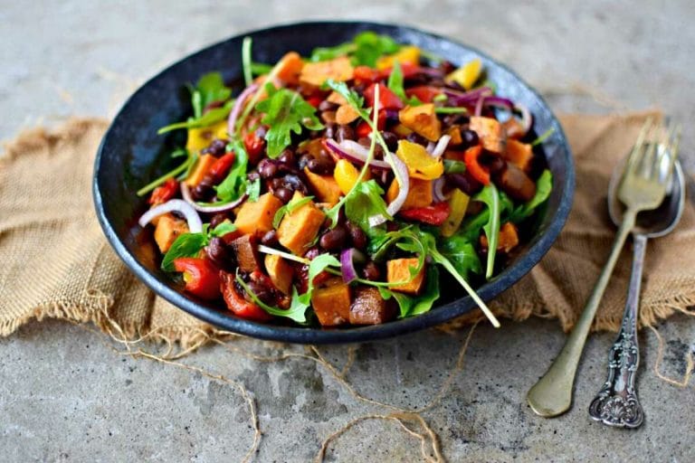 Ζεστή σαλάτα με ρόκα, γλυκοπατάτες και φέτα