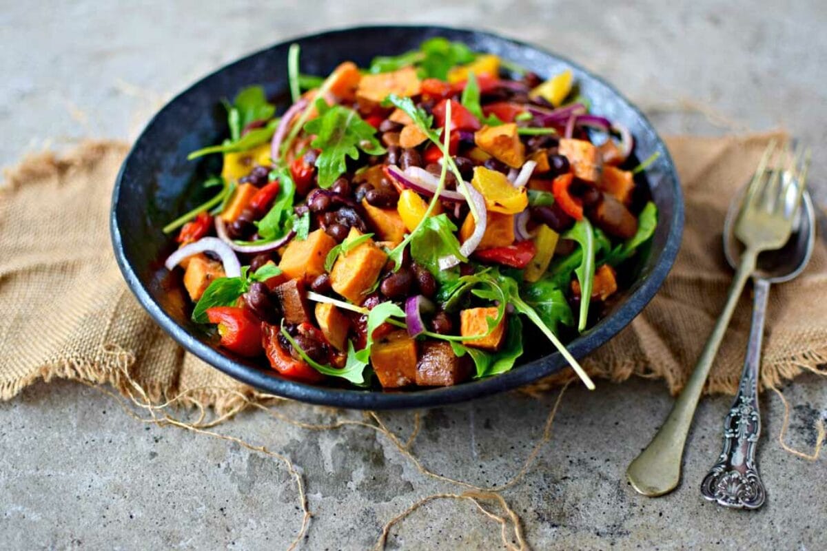 Ζεστή σαλάτα με ρόκα, γλυκοπατάτες και φέτα