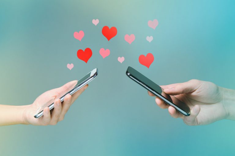 Τα dating apps, δηλαδή οι εφαρμογές που δίνουν τη δυνατότητα στους χρήστες να βρίσκουν και να συναντούν πιθανούς ερωτικούς συντρόφους μέσω του κινητού τους τηλεφώνου, έχουν γίνει αναπόσπαστο κομμάτι της σύγχρονης κοινωνίας.