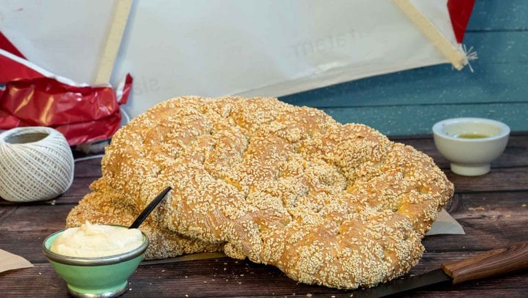 Η Καθαρά Δευτέρα σηματοδοτεί την έναρξη της Σαρακοστής, μιας περιόδου νηστείας και πνευματικής αναζήτησης για τους χριστιανούς. Εκτός από την θρησκευτική σημασία, η Καθαρά Δευτέρα αποτελεί και μια γιορτή γεμάτη με έθιμα και παραδόσεις, με το τραπέζι της Σαρακοστής να παίζει πρωταγωνιστικό ρόλο.