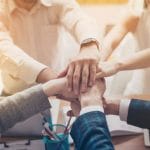 10 Τρόποι για να περνάει πιο ευχάριστα η ώρα στην εργασία μας